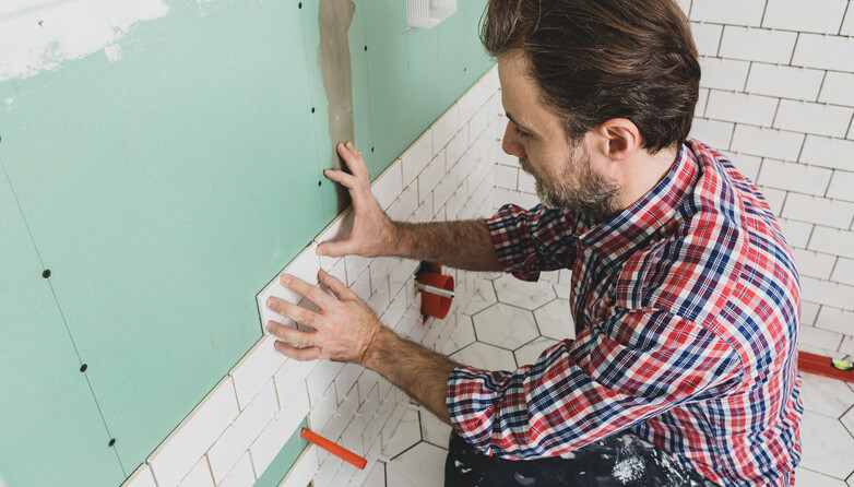 How to Properly Tile a Wall in Your Home